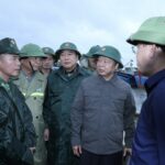 CẬP NHẬT: Phó Thủ tướng Trần Hồng Hà họp Sở Chỉ huy tiền phương triển khai ứng phó khẩn cấp cơn bão số 13