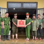 Lãnh đạo Công an thành phố Đà Nẵng thăm, động viên lực lượng Công an cơ sở và nhân dân vùng lũ