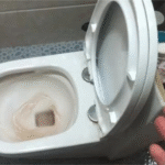 Bồn cầu xả nước yếu và không có lực hút? Thợ sửa dạy bạn một mẹo và bạn có thể giải quyết nó