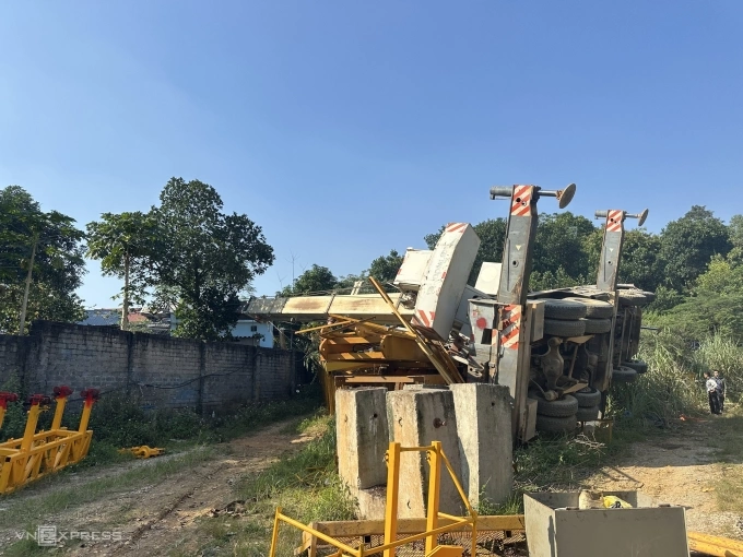 Cần cẩu đổ sập vào nhà dân