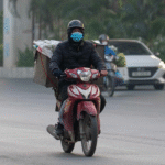 Không khí mức ‘rất xấu’, hại phổi như hút thuốc lá